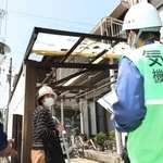 カーポートが破損した民家で被害状況を聞く気象庁機動調査班のメンバーら＝１７日午後０時３０分、姫路市広畑区長町２（撮影・辰巳直之）