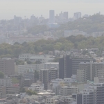 黄砂の影響で街がかすんで見えた＝１７日午後、神戸市中央区、ビーナスブリッジから望む（撮影・笠原次郎）