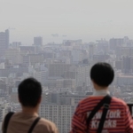 黄砂の影響で街がかすんで見えた＝１７日午後、神戸市中央区、ビーナスブリッジから望む（撮影・笠原次郎）