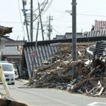 倒壊した民家が残ったままの能登半島地震の被災地＝３月３０日、石川県珠洲市宝立町（撮影・斎藤雅志）