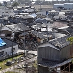 倒壊した民家が残ったままの能登半島地震の被災地＝３月３０日、石川県珠洲市宝立町（撮影・斎藤雅志）