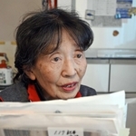 大切に保管する記事ファイルを手に、思いを語る三宅弥生さん＝神戸市東灘区（撮影・斎藤雅志）