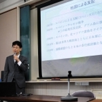 「まだ日本に帰れない遺骨がたくさんある」と話す藤森龍さん＝駒ケ林中学校