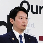 兵庫県の幹部職員が企業からの贈答品を受け取っていたことについて、自身の関与を否定する斎藤元彦知事＝１８日午前、兵庫県庁