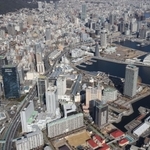 高層ビルが建ち並ぶ神戸の中心市街地＝上空から