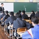 問題冊子が配布され、テストの開始を待つ生徒たち＝１８日午前、神戸市東灘区御影中町５、御影中学校