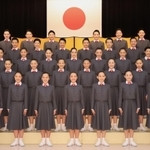 記念撮影に臨む１１２期生たち＝１９日午前、宝塚市武庫川町、宝塚音楽学校（撮影・吉田敦史）
