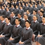 真新しい制服で入学式に臨む１１２期生ら＝１９日午前、宝塚市武庫川町、宝塚音楽学校（撮影・吉田敦史）