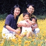家族４人の思い出。大鳥居裕美子さん（左）がほほ笑む。右は慎司さん＝１９９３年６月、加西市の兵庫県立フラワーセンター（慎司さん提供）