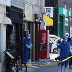 男性が倒れていたラーメン店の周辺を調べる兵庫県警の捜査員ら＝２０２３年４月、神戸市長田区東尻池町９