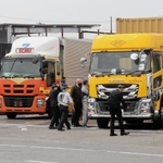 事故の現場付近で実況見分を行う兵庫県警の捜査員ら＝20日午後、神戸市中央区港島９