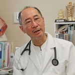 医師の妹尾栄治さん。阪神・淡路大震災で避難していた父が亡くなった＝神戸市兵庫区東山町４（撮影・笠原次郎）