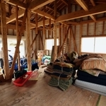 ７１歳の女性が亡くなった農機具小屋。地震後、孤立した集落の住民が避難生活を送った＝石川県輪島市滝又町（撮影・長嶺麻子）