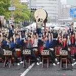 「第５１回神戸まつり」のオープニングで太鼓演奏を披露する高校生ら＝２１日午前、神戸市中央区加納町６（撮影・斎藤雅志）