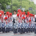 小雨の中、約８００人が披露した総踊り＝２１日午前、神戸市中央区加納町６（撮影・長嶺麻子）