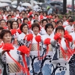 小雨の中、約８００人が披露した総踊り＝２１日午前、神戸市中央区加納町６（撮影・長嶺麻子）