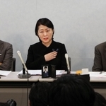 第１回口頭弁論後の記者会見で「命を預ける医師の過労問題を自分事として感じてほしい」と訴える高島淳子さん（中央）＝大阪地裁