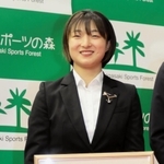 兵庫県スポーツ賞特別賞を受け、笑顔を見せる坂本花織選手＝尼崎スポーツの森