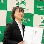 兵庫県スポーツ賞特別賞副賞の丹波焼を受け取り、笑顔を見せる坂本花織選手＝尼崎スポーツの森