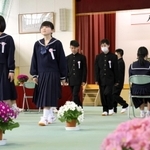 小学校の体育館を借りて行われた珠洲市立三崎中学校の入学式。祝福の花が新入生７人を迎えた＝４月５日、石川県珠洲市三崎町（撮影・長嶺麻子）