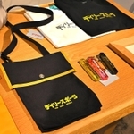 神戸ポートタワーの売店には、登山用ザックなどを手がける「神戸ザック」とデイリースポーツのコラボグッズも＝２３日午後、神戸市中央区波止場町（撮影・斎藤雅志）