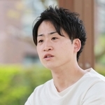 「１８年しか生きられなかったんだな」。兄昌毅さんへの思いを語る上田篤史さん＝神戸市東灘区住吉本町（撮影・長嶺麻子）