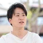「１８年しか生きられなかったんだな」。兄昌毅さんへの思いを語る上田篤史さん＝神戸市東灘区住吉本町（撮影・長嶺麻子）