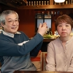 ２両目で事故に巻き込まれた小椋聡さん（左）。妻の朋子さんと現在の心境を語ってくれた＝兵庫県多可町（撮影・笠原次郎）