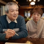 ２両目で事故に巻き込まれた小椋聡さん（左）。妻の朋子さんと現在の心境を語ってくれた＝兵庫県多可町（撮影・笠原次郎）  