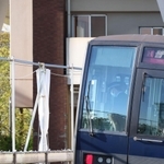 現場を通過する電車の車掌が頭を下げていた＝２５日午前７時２３分、尼崎市久々知３（撮影・笠原次郎）