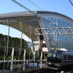 尼崎ＪＲ脱線事故から１９年。衝突した壁の近くを列車が通過し、乗務員が現場に向かって頭を下げていた＝２５日午前６時５４分、尼崎市久々知３（撮影・風斗雅博）