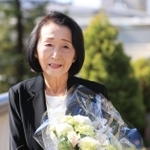 １両目で犠牲となった長男吉崇さんへの思いを語る菅尾美鈴さん＝２５日午前８時１２分、尼崎市潮江１（撮影・吉田敦史）