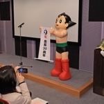 開館３０周年を祝うアトム（中央）とレオ（右）ら＝２５日午前、宝塚市武庫川町、手塚治虫記念館（撮影・吉田敦史）