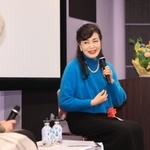 記念トークで手塚治虫さんの人柄をしのぶ池田理代子さん（右）＝２５日午前、宝塚市武庫川町、手塚治虫記念館（撮影・吉田敦史）