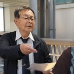 「組織罰」の法整備を訴え、署名を呼びかける大森重美さん＝２５日午後、尼崎市潮江１、ＪＲ尼崎駅前（撮影・斎藤雅志）