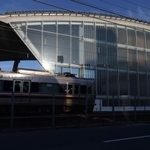 事故現場前を通過していく列車＝２５日午後５時２８分、尼崎市久々知３（撮影・長嶺麻子）
