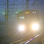 事故現場前をゆっくりと通過していく快速列車＝２５日午後６時５７分、尼崎市久々知３（撮影・長嶺麻子）