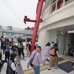 神戸ポートタワーのリニューアルオープンに訪れた人たち＝２６日午前、神戸市中央区波止場町（撮影・斎藤雅志）