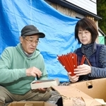 地震被害を受けなかった箸などをより分ける鮓井辰也さんと妻の喜代美さん＝３月２８日、石川県輪島市小伊勢町（撮影・斎藤雅志）