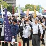 兵庫県メーデー神戸中央大会に参加し、ガンバロー三唱する人たち＝２７日午前、神戸市中央区楠町７、大倉山公園