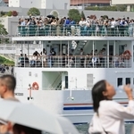 晴天に恵まれ、神戸では初の夏日を記録。遊覧船のデッキは潮風を受けながら観光を楽しむ人でにぎわった＝２８日午後、神戸市中央区東川崎町１から（撮影・小林良多）