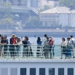 晴天が広がり、神戸では初の夏日を記録。遊覧船のデッキは海風を受けて観光を楽しむ人でにぎわった＝２８日午前、神戸市中央区東川崎町１から（撮影・小林良多）