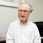 平和の尊さを歌声に乗せたいと練習に励む時田直也さん＝神戸市中央区宮本通５