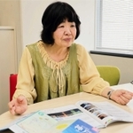 ボランティアに「おもてなし」の心を伝える潮崎孝代さん＝神戸市内