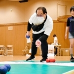 ボッチャを楽しむ参加者＝神戸市中央区波止場町、神戸海洋博物館