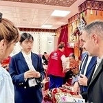 現地の教員と意見交換する関西国際大の学生（左から２人目）＝３月、トルコ（同大提供）