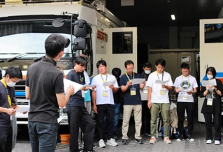 試合前はスタッフ全員で打ち合わせ。決定的瞬間を逃さないために役割分担を入念に確認する（サンテレビ提供）
