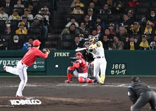 打撃の様子がよく分かるセンターからのアングル。テレビ中継では主流になっている＝４月９日の阪神ー広島戦から、甲子園球場