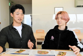資料を見ながら弁当作りについて振り返る張同佑さん（左）と三好晴己さん＝神戸市中央区東川崎町１