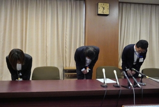 再雇用職員が着服していたことを受け、会見で謝罪する明石市の原田浩行総務局長（中央）ら＝明石市役所